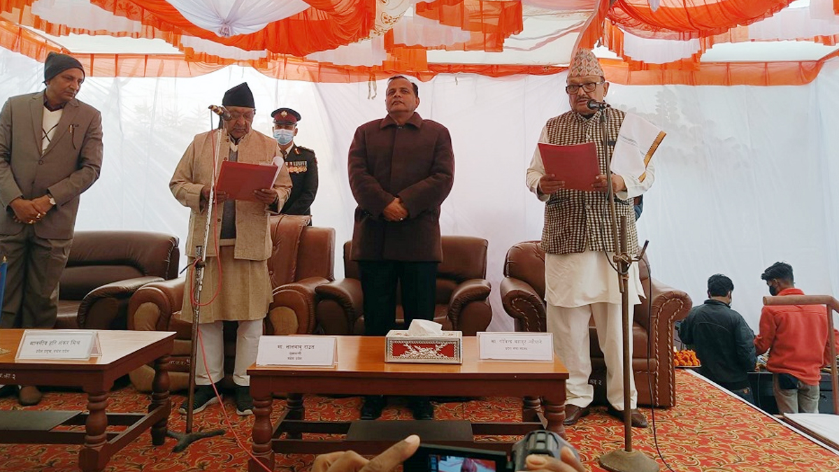 ज्येष्ठ सदस्य न्यौपानेलाई शपथ